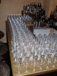 Im Kürze befüllt geschultes Barpersonal die Gläser (und zwar alle)